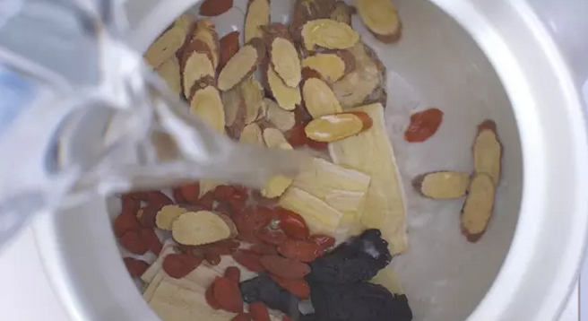 当归黄芪羊肉煲,将<a style='color:red;display:inline-block;' href='/shicai/ 3758'>当归</a>、黄精、黄芪、<a style='color:red;display:inline-block;' href='/shicai/ 673'>枸杞</a>、<a style='color:red;display:inline-block;' href='/shicai/ 3771'>甘草</a>和适量纯净水一起煮，待汤汁出颜色后即关火，备用