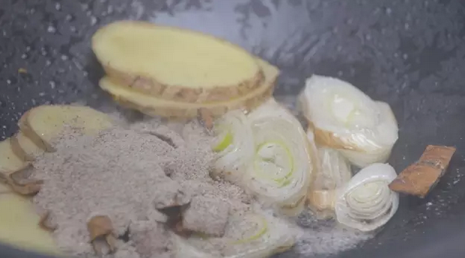 当归黄芪羊肉煲,取炒锅加少许油，将<a style='color:red;display:inline-block;' href='/shicai/ 2800'>生姜</a>、<a style='color:red;display:inline-block;' href='/shicai/ 3750'>肉桂</a>、胡椒、<a style='color:red;display:inline-block;' href='/shicai/ 163'>葱白</a>爆香后，放入羊肉锅中