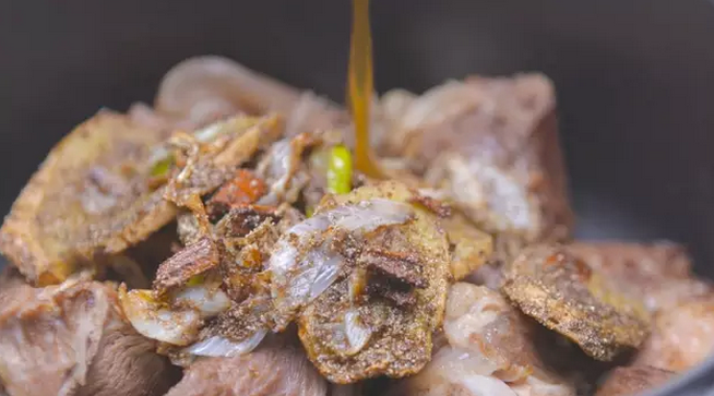 当归黄芪羊肉煲,在锅中倒入中药汤汁，翻动羊肉使其完全浸没在药汤中。武火烧开，文火慢炖约1小时，最后加入适量盐即可出锅