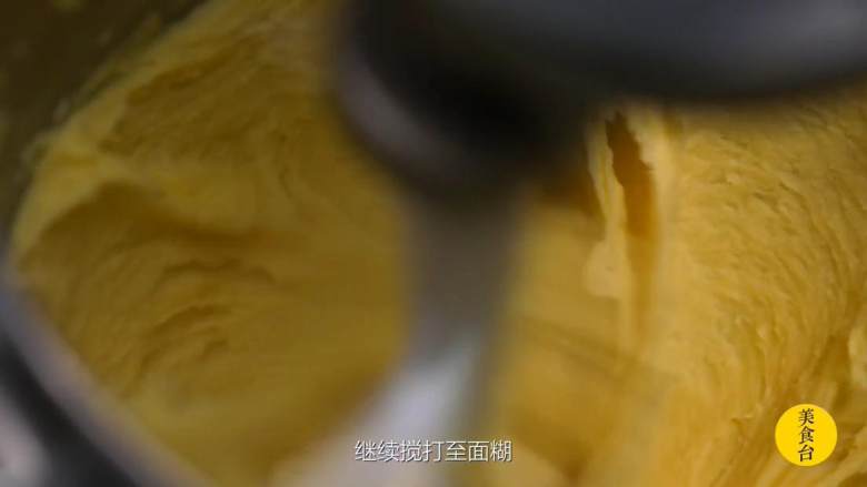 脆皮泡芙,搅打至温度降低后,打入三颗<a style='color:red;display:inline-block;' href='/shicai/ 9'>鸡蛋</a>,搅打至面糊