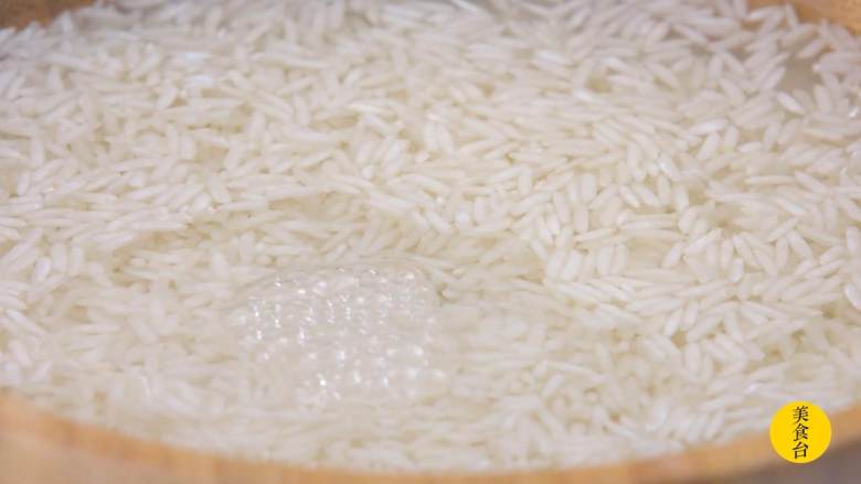 腊味煲仔饭,米跟水以1:1.2的比例浸泡1小时