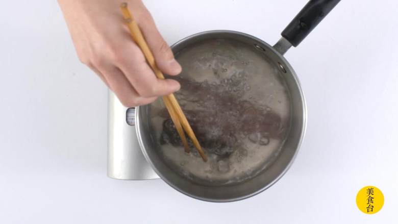 腊味煲仔饭,腊味在沸水中<a style='color:red;display:inline-block;' href='/shicai/ 10588'>糖</a>3分钟捞出