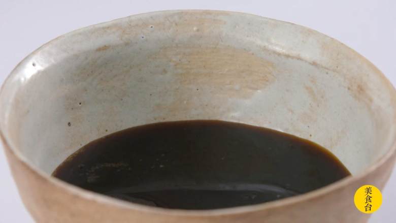 腊味煲仔饭,用<a style='color:red;display:inline-block;' href='/shicai/ 788'>生抽</a>、<a style='color:red;display:inline-block;' href='/shicai/ 721'>蚝油</a>、鸡高汤、白糖混合调汁