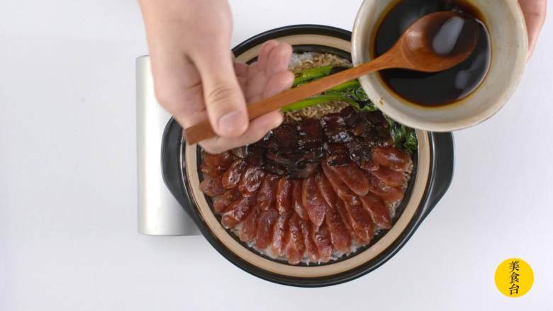 腊味煲仔饭,均匀浇上酱汁