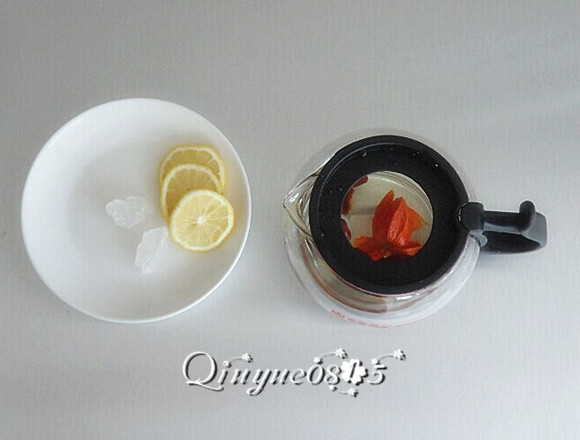 灯笼果皮柠檬水#健康美颜餐#,把红姑娘皮、红枣、山楂干洗净,用热水冲泡。
