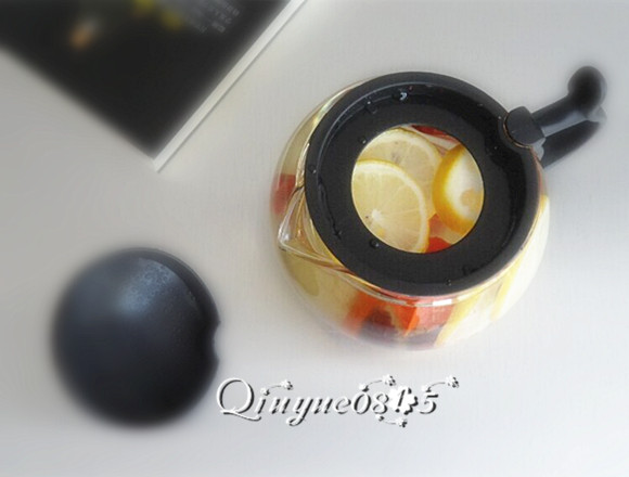 灯笼果皮柠檬水#健康美颜餐#,等水温降低后(温水),放入<a style='color:red;display:inline-block;' href='/shicai/ 595'>柠檬</a>片。
