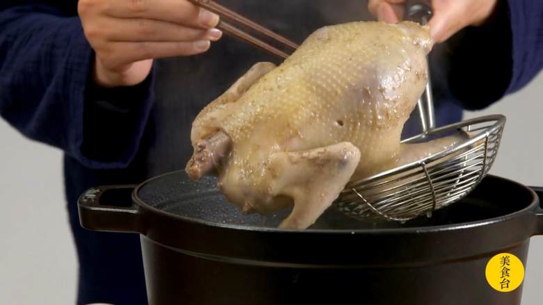 手撕椒麻鸡,直至筷子可以戳破鸡肉,将鸡捞出,放置一边,待其凉透