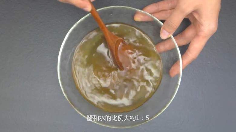 北京炸酱面,将干黄酱用温水和开，待肉色变金黄后倒入黄酱汤