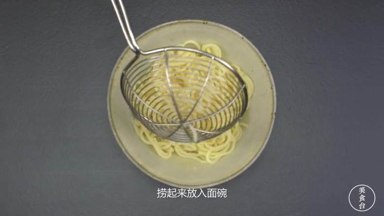 北京炸酱面,然后下<a style='color:red;display:inline-block;' href='/shicai/ 4687'>面</a>条，煮三五分钟捞起来放入<a style='color:red;display:inline-block;' href='/shicai/ 4687'>面</a>碗