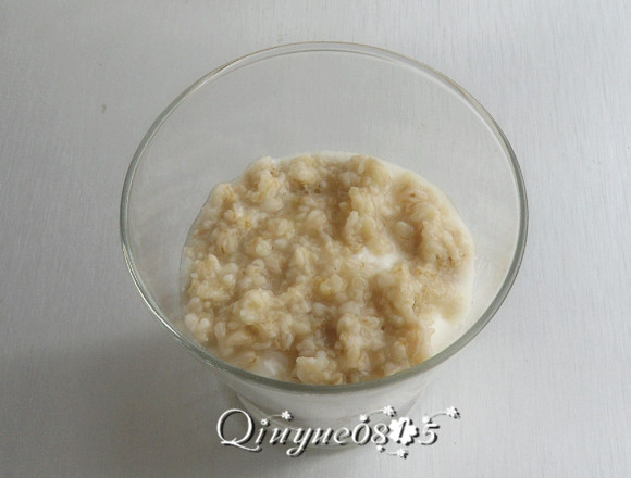 谷物果粒酸奶#健康美颜餐#,把燕麦倒入放酸奶的杯子,搅匀。