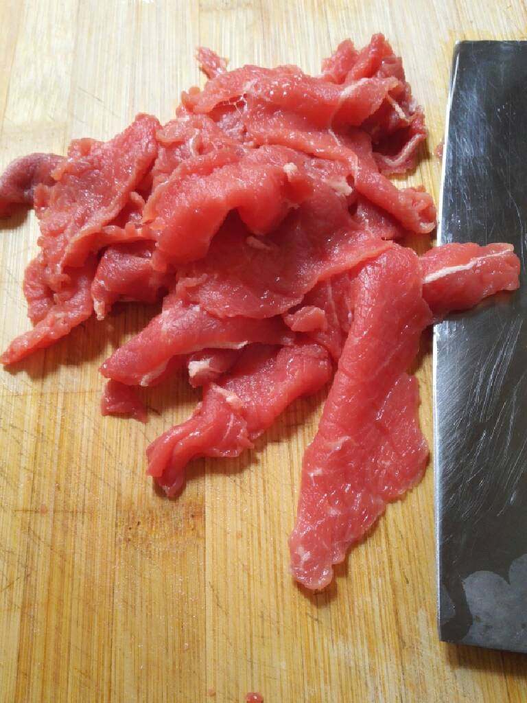 家常小炒牛肉,<a style='color:red;display:inline-block;' href='/shicai/ 216'>牛肉</a>洗净,切片。