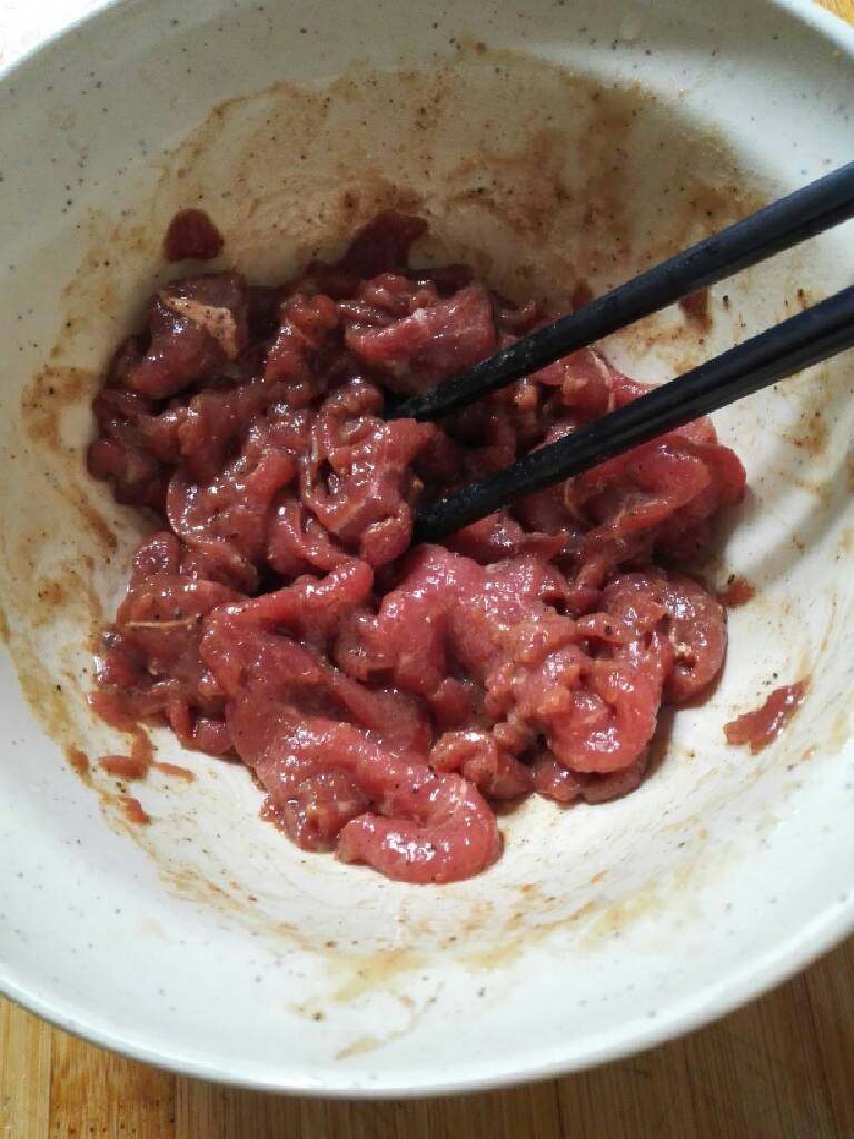 家常小炒牛肉,放入碗中加适量<a style='color:red;display:inline-block;' href='/shicai/ 59093'>鸡蛋清</a>搅拌均匀，再加入水淀粉，<a style='color:red;display:inline-block;' href='/shicai/ 718'>料酒</a>，<a style='color:red;display:inline-block;' href='/shicai/ 692'>酱油</a>，耗油，<a style='color:red;display:inline-block;' href='/shicai/ 3729'>白糖</a>，<a style='color:red;display:inline-block;' href='/shicai/ 134340'>黑胡椒粉</a>，充分搅拌均匀，再加入适量油搅拌均匀腌制30分钟。