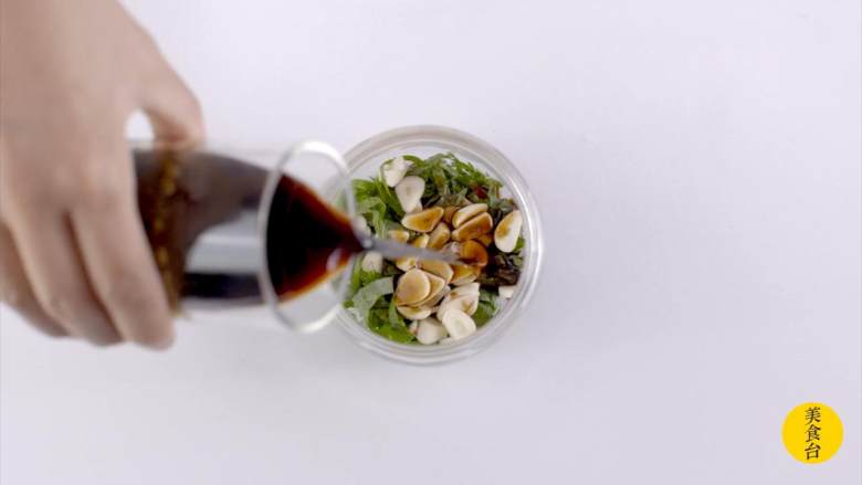 自制三种调味酱油,2-2 以上食材放入容器,倒入酱油,密封冷藏24小时即可(保质期45天)
