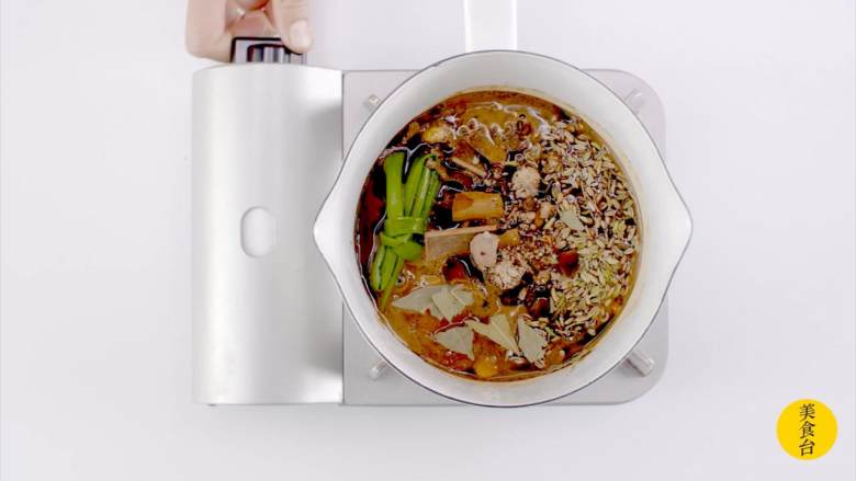 自制三种调味酱油,3-2 煮开后加入所有的香料