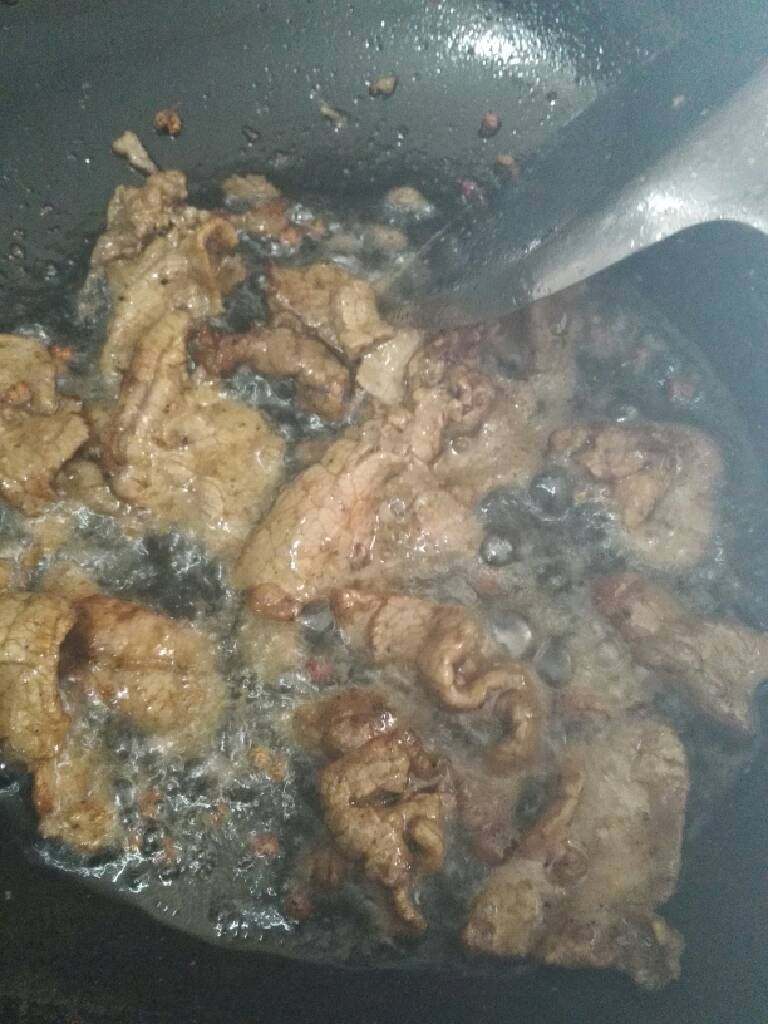 家常小炒牛肉,锅中加入适量油烧至8成热倒入腌制好的牛肉快速滑散至变色出锅,留底油。