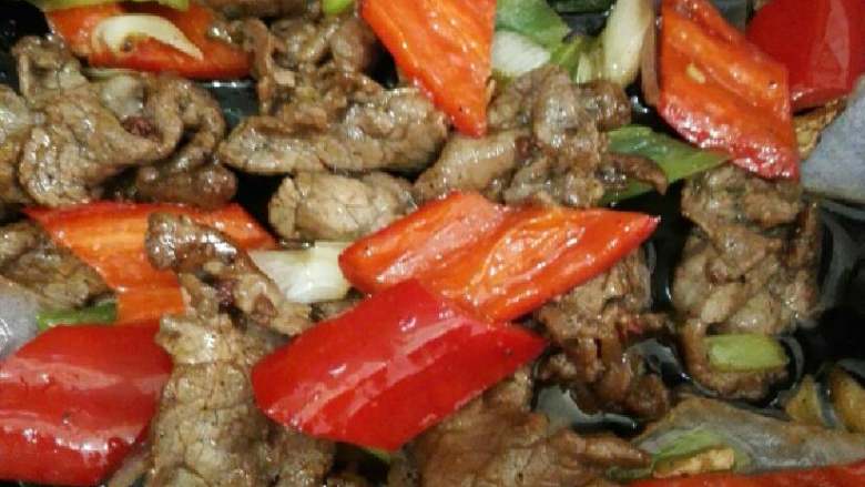 家常小炒牛肉,倒入滑散的牛肉翻炒均匀,加入适量黑胡椒粉继续翻炒均匀即可。