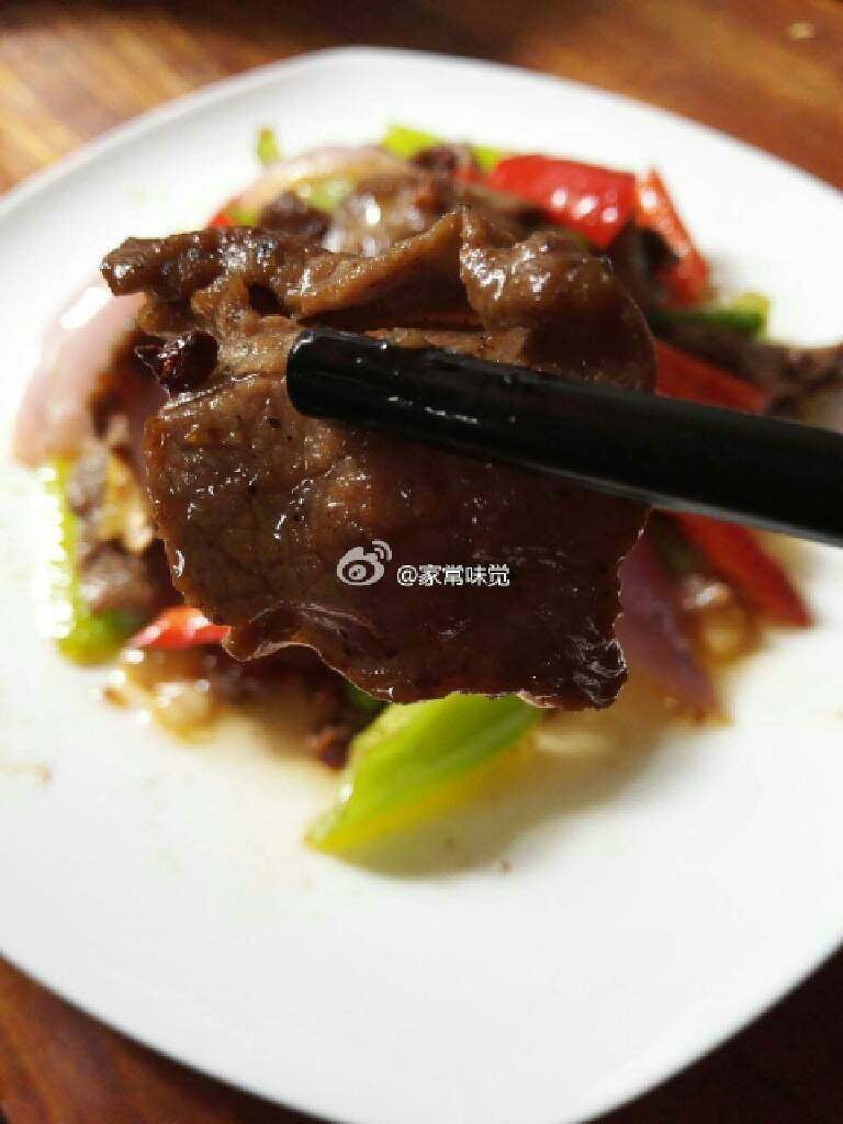 家常小炒牛肉,来上一块，牛肉非常滑嫩。