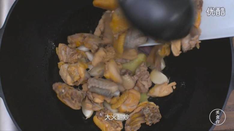 台式三杯鸡,热锅起油，放入姜片、红葱、蒜、爆出香味，加少许<a style='color:red;display:inline-block;' href='/shicai/ 5506'>麻油</a>，倒入鸡块大火翻炒