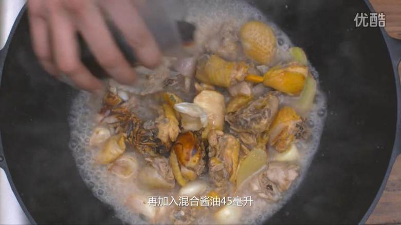 台式三杯鸡,等鸡块炒至变色时，倒入<a style='color:red;display:inline-block;' href='/shicai/ 4367'>米酒</a>180毫升和混合酱油，加<a style='color:red;display:inline-block;' href='/shicai/ 866'>冰糖</a>15克，翻炒均匀