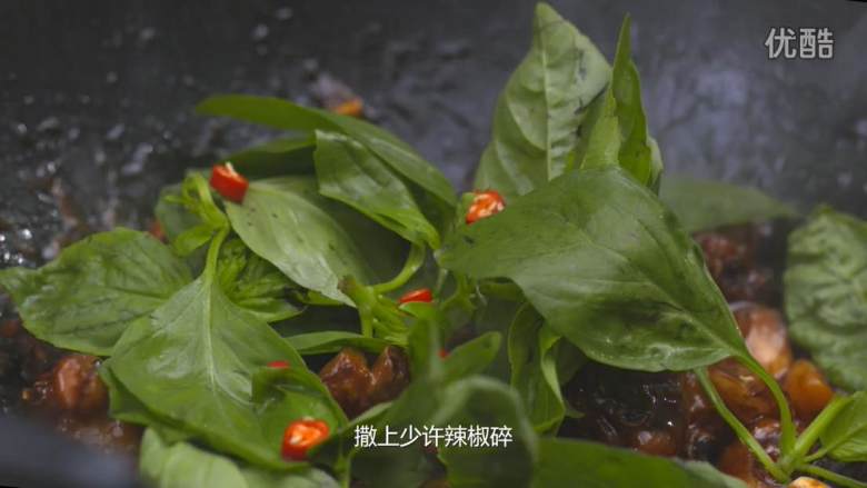 台式三杯鸡,放入九层塔和少许辣椒碎，盖上锅盖关火，焖二三十秒钟就完成了。