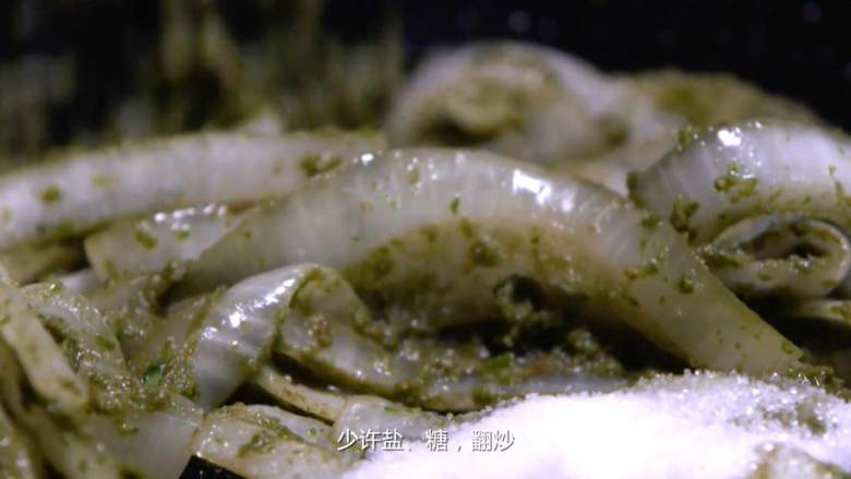 自制咖喱做的鸡肉 秒杀餐馆,加入洋葱炒至变软，加基底酱、盐、糖翻炒