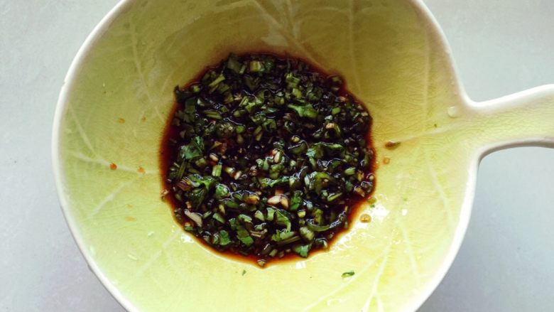 白灼生菜,把材料放进去备用。