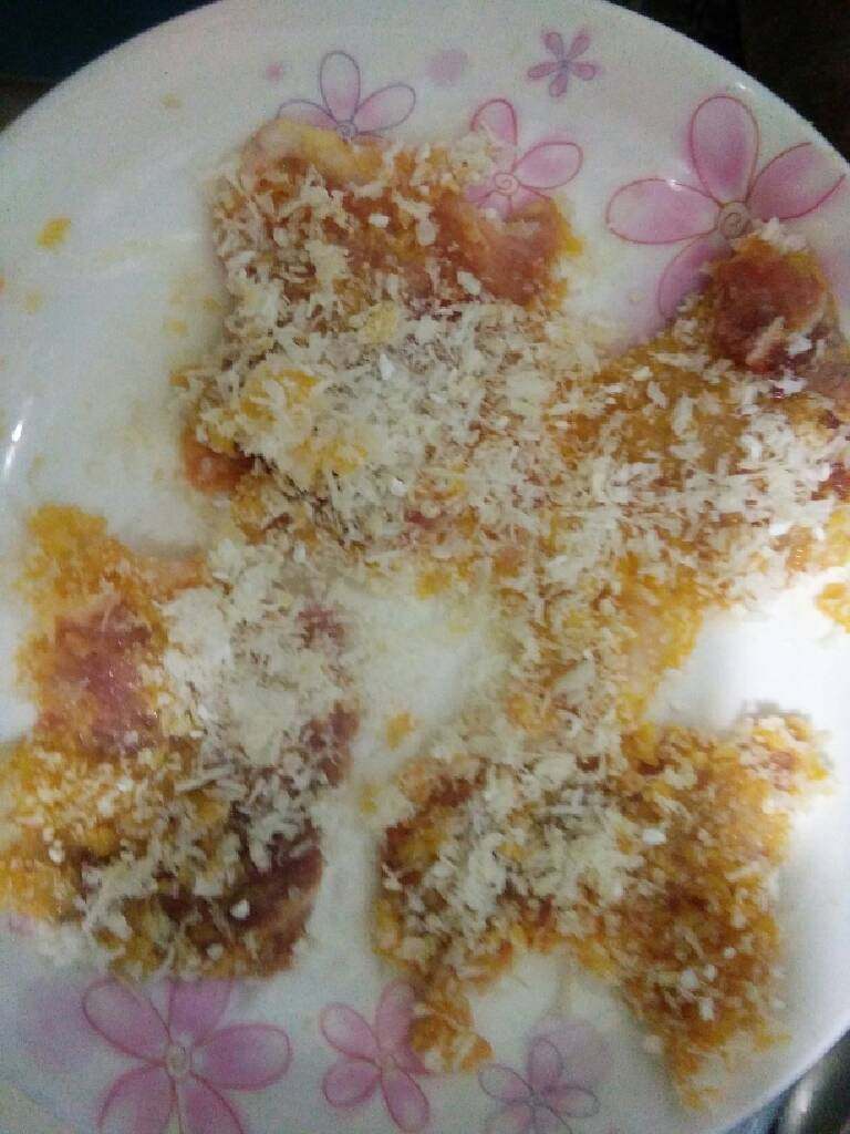 猪大排,把🐷猪肉用刀背拍散,猪肉裹上一层蛋液,裹上一层面粉,再裹上一层蛋液,最后裹上一层🍞面包糠。