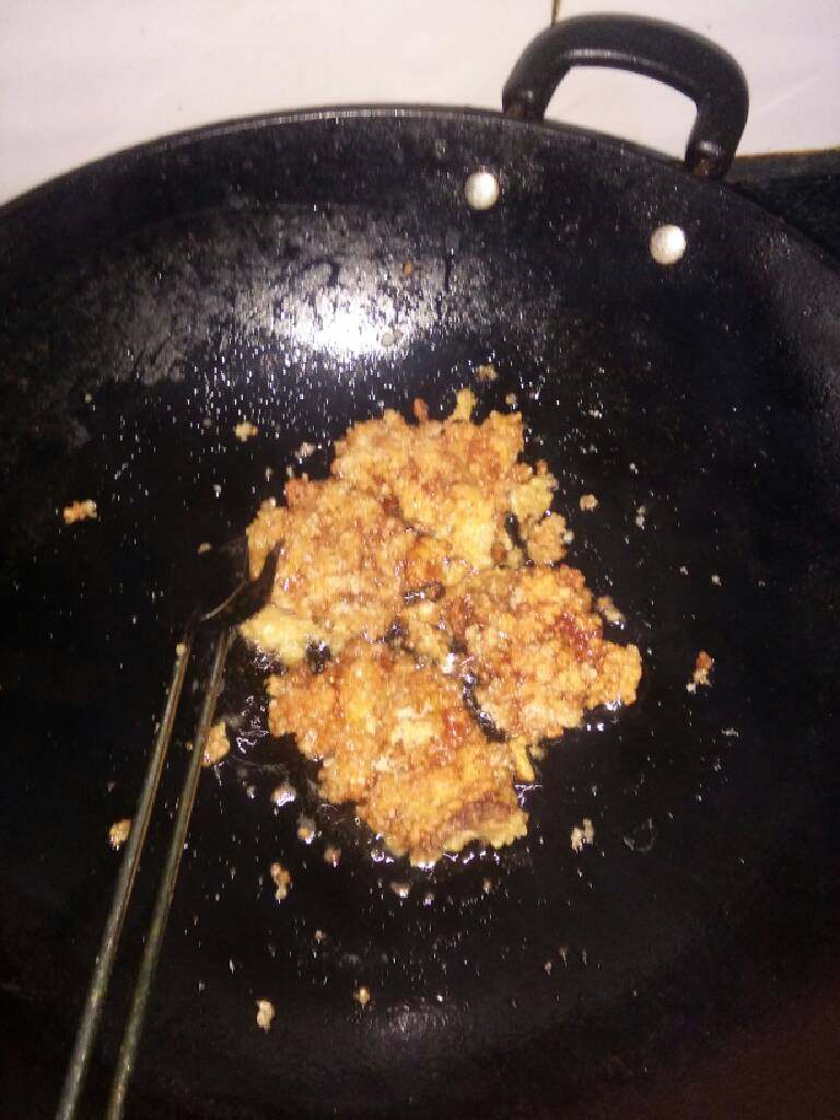 猪大排,锅里放一些油,下锅油炸,要开小火。