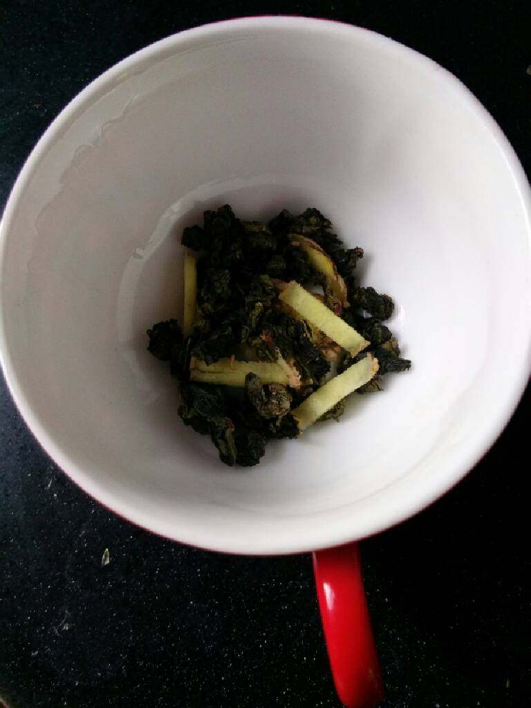 干姜绿茶#健康美颜餐#,将<a style='color:red;display:inline-block;' href='/shicai/ 915'>绿茶</a>干姜丝放入杯中，冲入开水泡10秒后将水倒出，称为洗茶