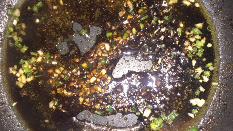 虎皮青椒,然后再起锅,放入少许色拉油,把葱姜蒜末放进去煸炒,把葱姜蒜的香味炒出来即可。