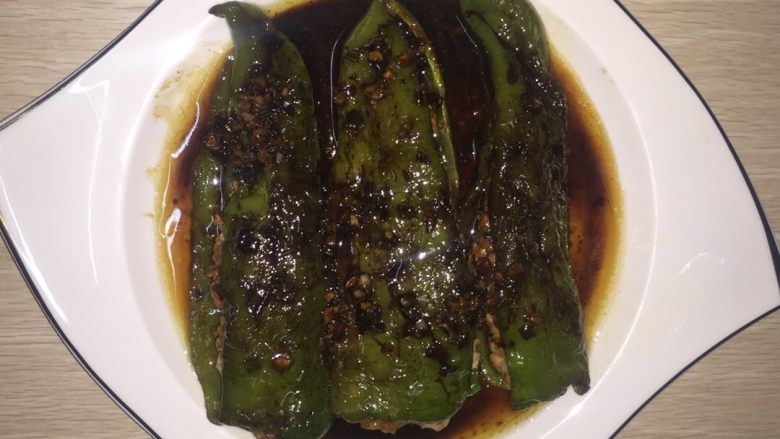 虎皮青椒,最后浇在青椒上面就大功告成咯!