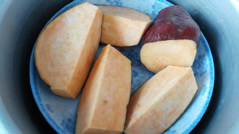 ≈红薯葡萄干软饼≈#健康美颜餐#,<a style='color:red;display:inline-block;' href='/shicai/ 2585'>红薯</a>上锅蒸熟