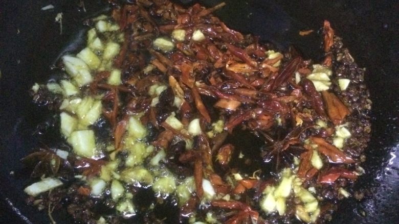 干煸豆角,佐料翻炒