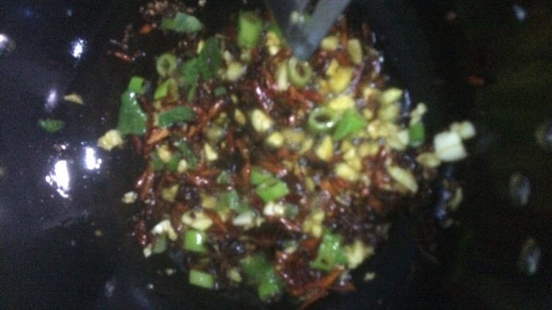 干煸豆角,放入葱段翻炒均匀