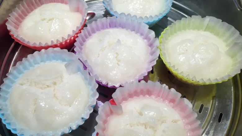 米饭饼,也可放入容器内，旺火蒸20分钟左右，关火后焖2-3分钟即可
