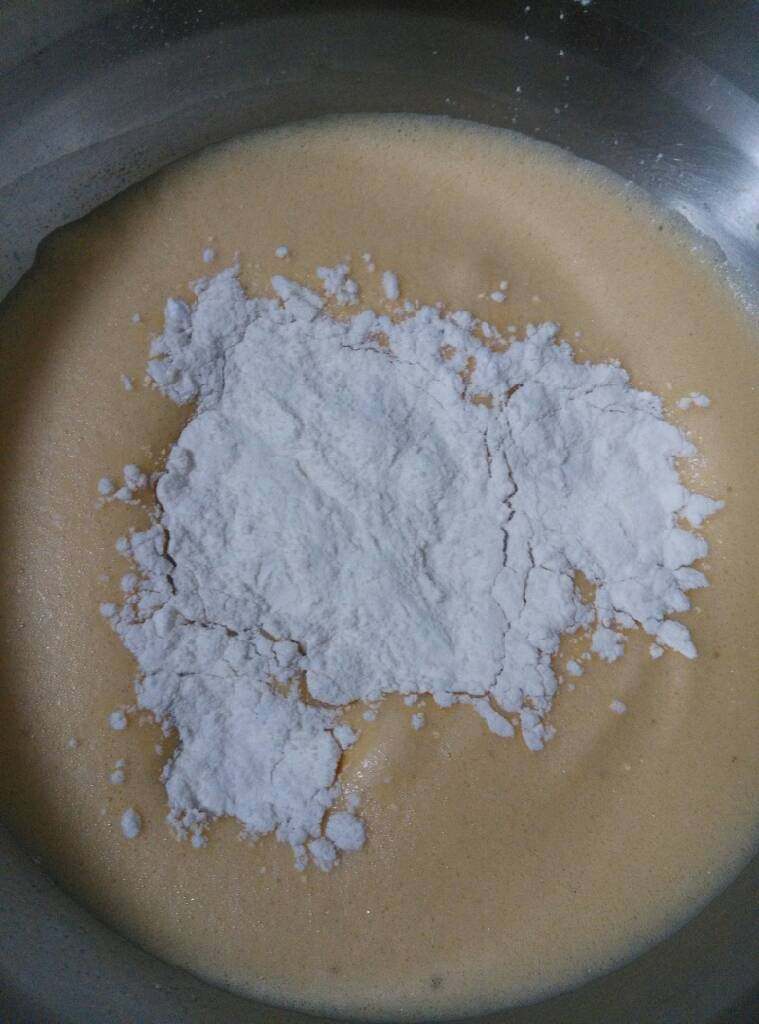 无油低糖蛋糕#健康美颜餐#,再加面粉搅拌,要用炒菜的方式搅拌,面粉最好要过下筛,不然有颗粒
