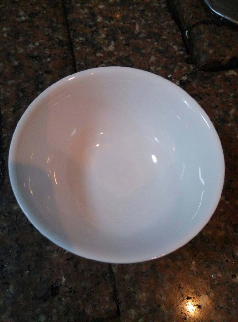 无油低糖蛋糕#健康美颜餐#,拌好后取一个小碗(有模具更好)倒入八分满面糊,放入微波炉高火2分钟,拿出来看一下熟了没有,如果觉得没熟再放进去叮30秒左右