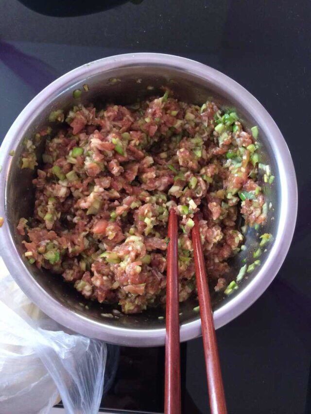 猪肉葱花迷你小笼包,猪肉切成放入少许高汤上劲，在加入佐料搅拌，切记，一定要顺着一个方向搅拌上劲，搅拌均匀