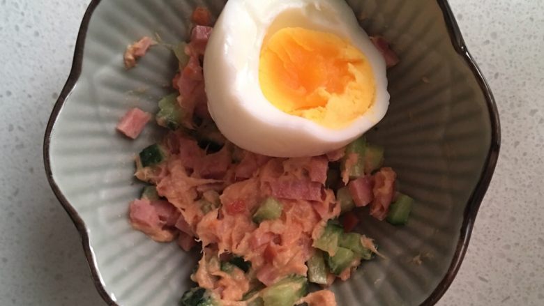 金枪鱼饭团#健康美颜餐#
,加入鸡蛋,扎碎,拌匀