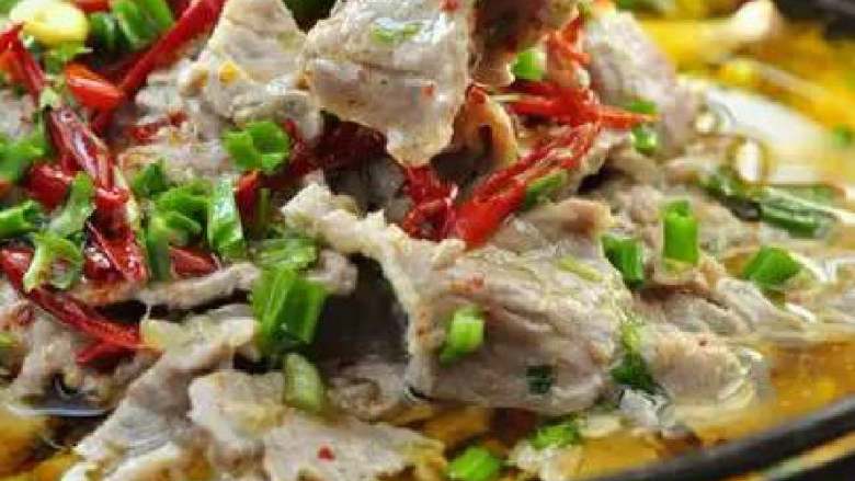 水煮肉片,<a style='color:red;display:inline-block;' href='/shicai/ 435'>里脊</a>肉去筋膜，切成肉片。肉片中放入<a style='color:red;display:inline-block;' href='/shicai/ 718'>料酒</a>、食盐、胡椒粉、<a style='color:red;display:inline-block;' href='/shicai/ 59093'>鸡蛋清</a>、淀粉，腌制15分钟。