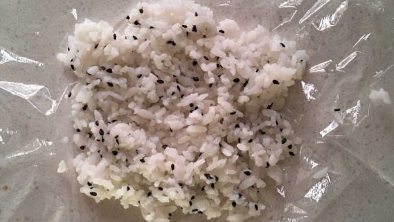 金枪鱼饭团#健康美颜餐#
,取保鲜膜,将米饭铺上