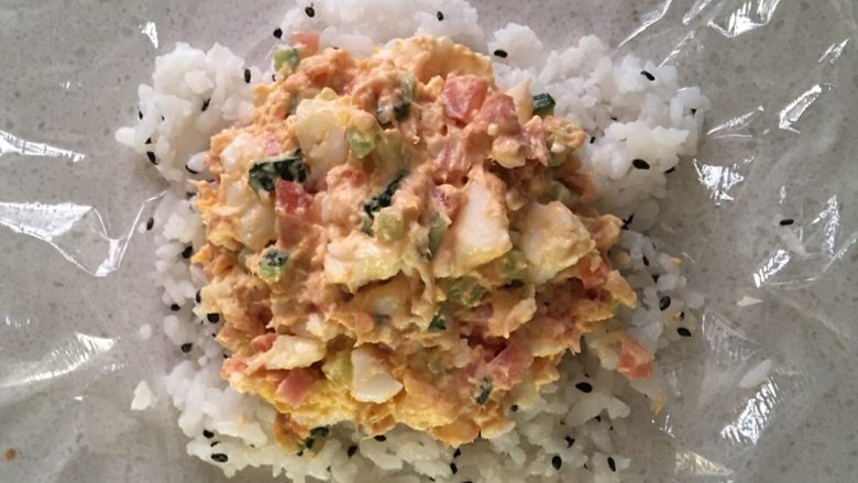 金枪鱼饭团#健康美颜餐#
,拌好的酱抹到米饭上,自己吃就不顾形象,多放点,要是送人还是少放点,包完不至于漏出来