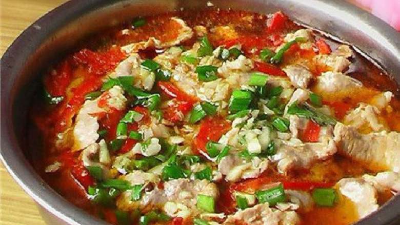 水煮肉片,圆生菜洗净、沥水，手撕成大片，放碗中备用。生姜切丝、大蒜切末、小米椒切碎、香葱切段备用。