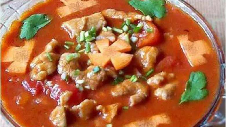 水煮肉片,将50ml食用油，倒入锅内下入<a style='color:red;display:inline-block;' href='/shicai/ 705'>豆瓣酱</a>、姜丝、花椒小火煸炒。
见<a style='color:red;display:inline-block;' href='/shicai/ 705'>豆瓣酱</a>煸炒出红油后下入清水或高汤。