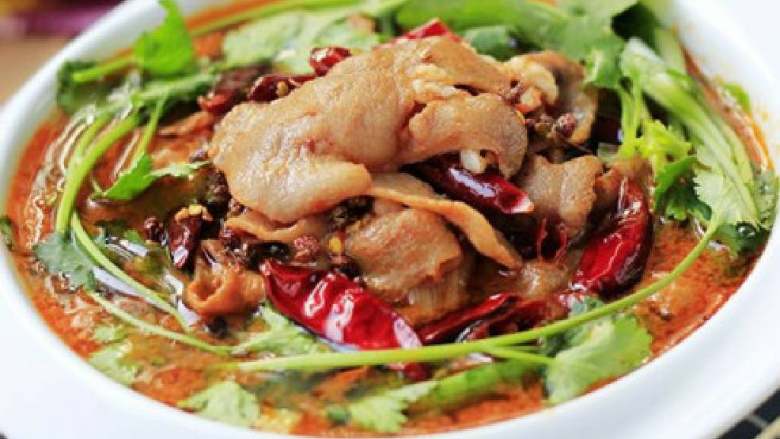 水煮肉片,水开后逐片下入肉片，轻轻推动，防止粘连。下入调料，酱油、鸡精见肉片变色后关火。将汆烫熟肉片倒入准备好的圆生菜碗！