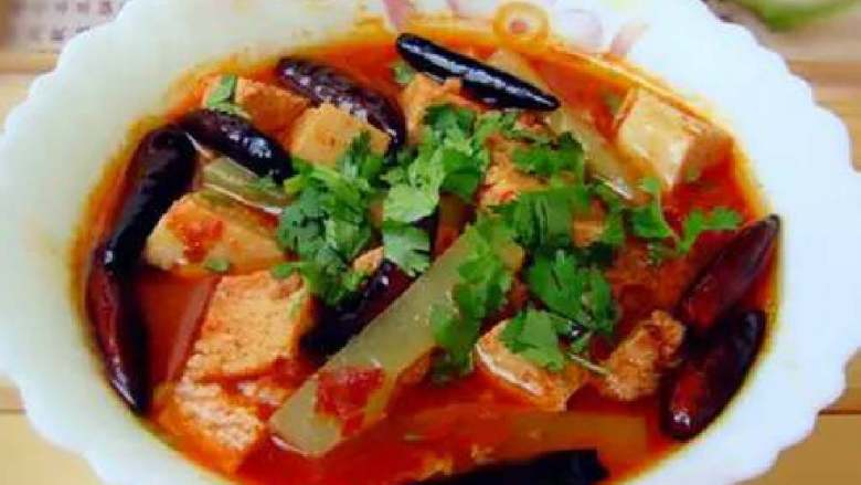 水煮肉片,锅内倒入50毫升食用油，加热至8成热。
将葱花、小米椒、蒜末、花椒粉放入碗中。将加热至8成热油快速倒在调料上即可。