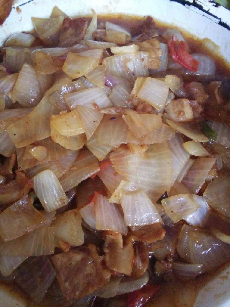 洋葱炒培根#健康美颜餐#,锅内热油放入西红柿呛锅，加入洋葱翻炒2分钟后放入少许<a style='color:red;display:inline-block;' href='/shicai/ 692'>酱油</a>，放入培根继续翻炒至熟，放入盐香油翻炒均匀即可