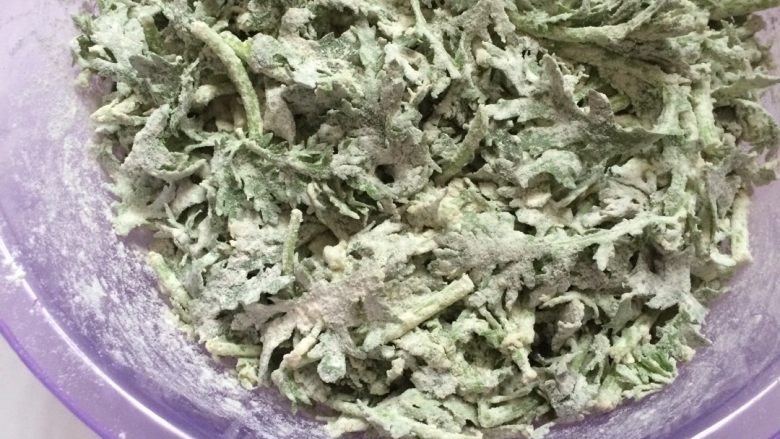 蒸菜,沥干水分的菜切段,加入适量面粉,搅拌均匀