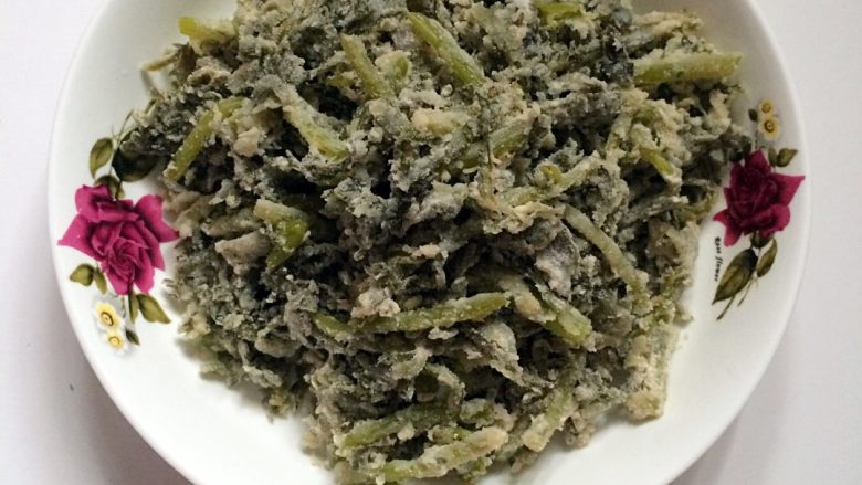 蒸菜,锅里加水烧开,拌好的菜放锅里蒸十分钟,出锅浇上蒜泥,麻油,拌匀。