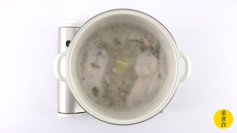 熬鸡高汤,煮沸至浮沫变多,关火